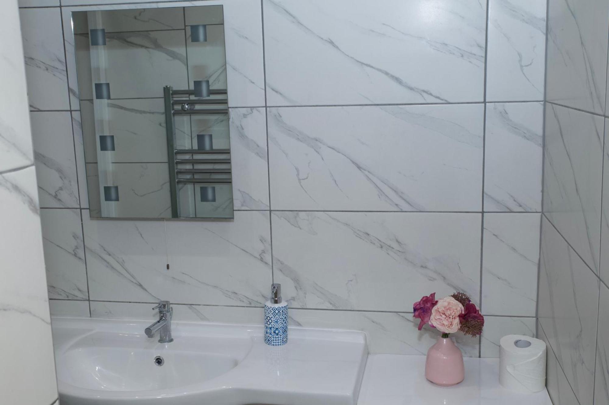 רדינג Spacious Modern 2 Bed Flat In City Centre מראה חיצוני תמונה