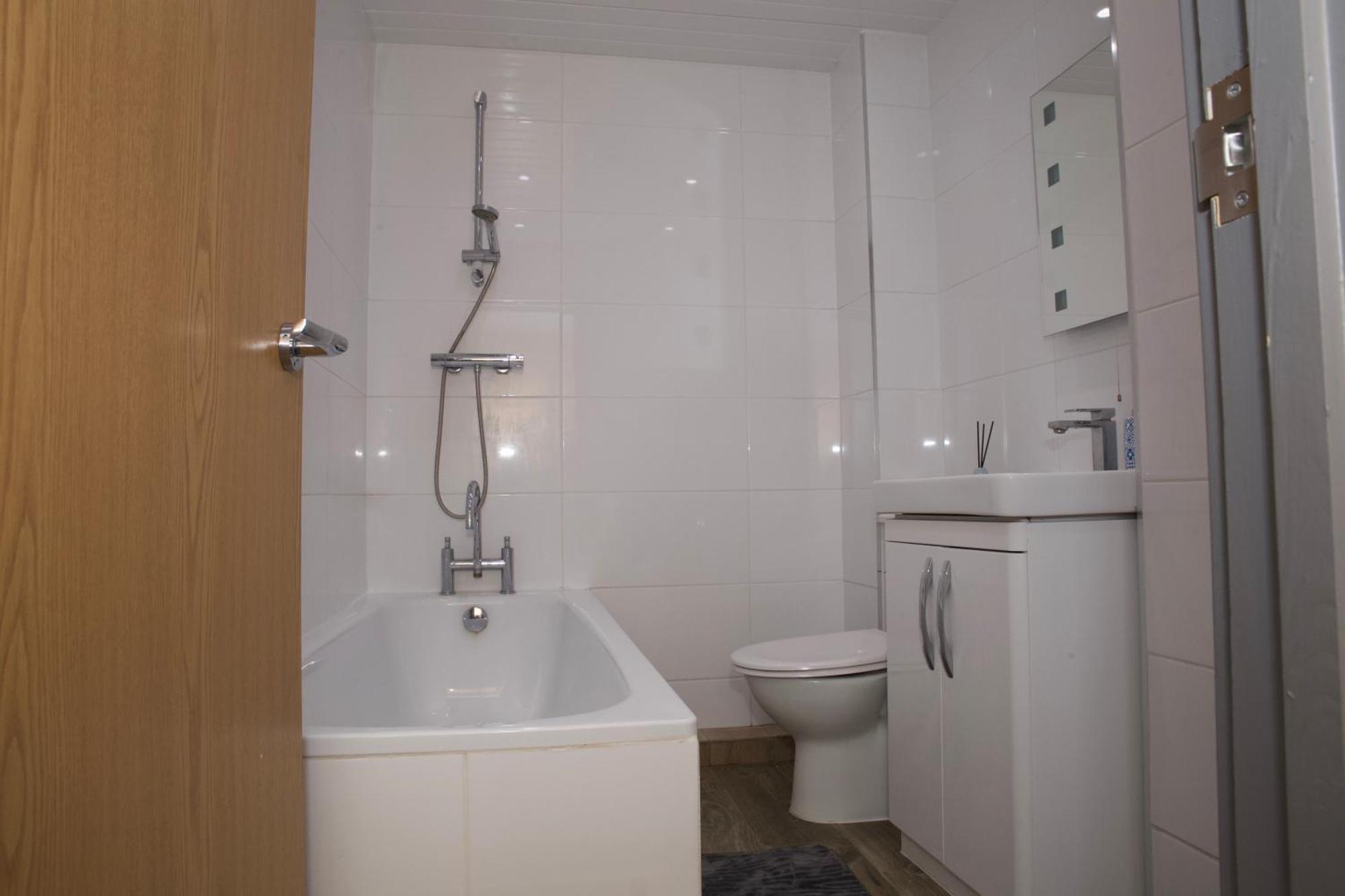 רדינג Spacious Modern 2 Bed Flat In City Centre מראה חיצוני תמונה